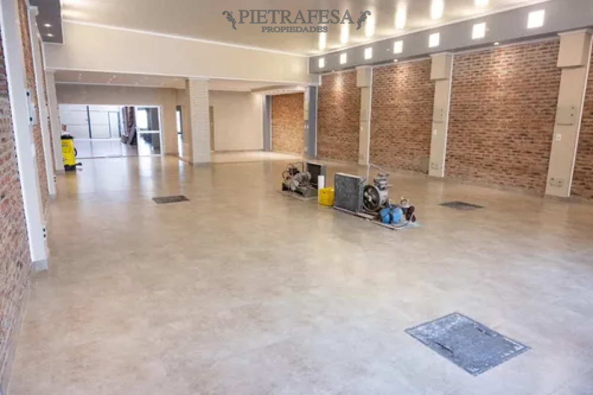 Local Comercial ID.12436 - Local en alquiler, 4baños, cocina, patio. Brazo Oriental.