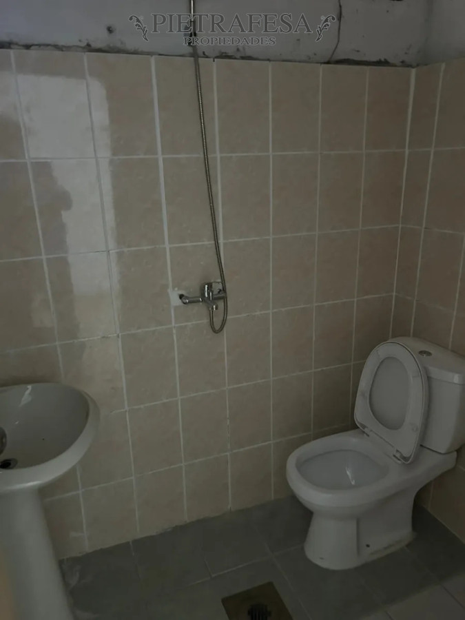 Local Comercial ID.15973 - Amplio local en alquiler, kitchenette, 1 baño. Goes.