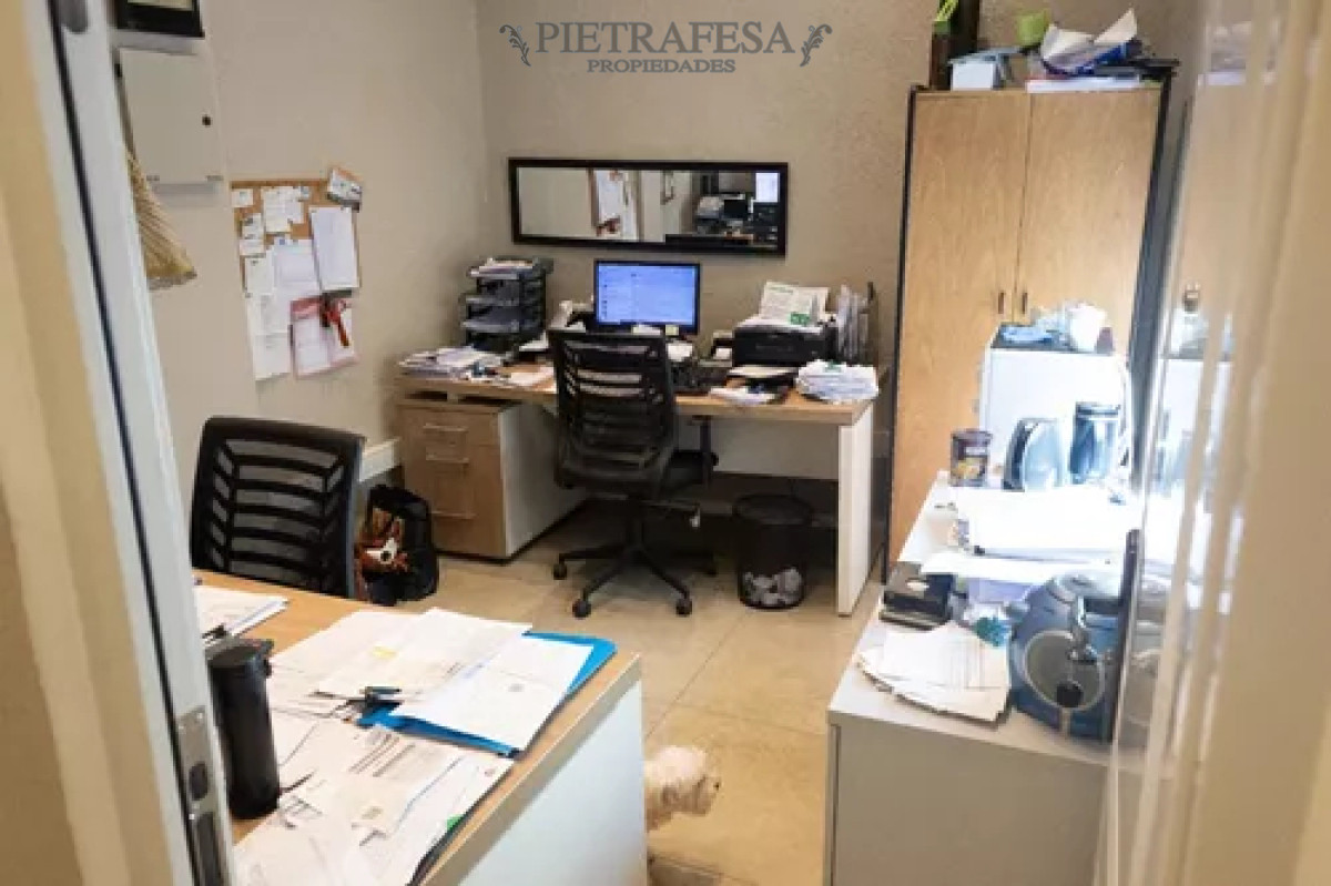 Local Comercial ID.12436 - Local en alquiler, 4baños, cocina, patio. Brazo Oriental.