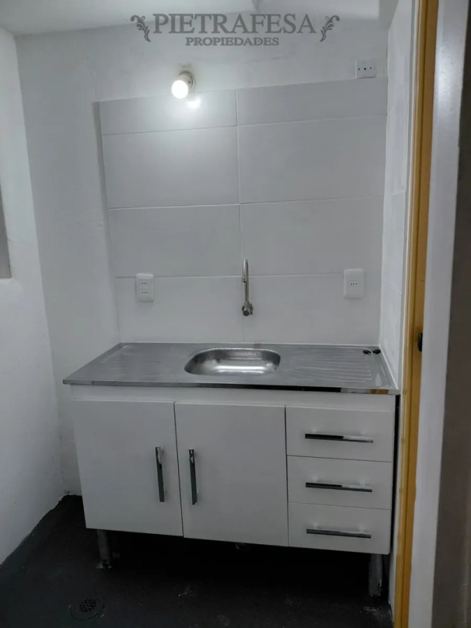 Local Comercial ID.15839 - Local en alquiler, 1 baño, kitchenette. La Blanqueada.