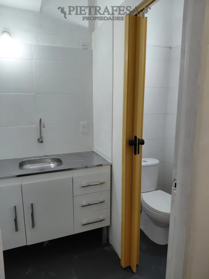 Local Comercial ID.15839 - Local en alquiler, 1 baño, kitchenette. La Blanqueada.