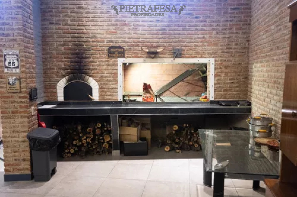 Local Comercial ID.12436 - Local en alquiler, 4baños, cocina, patio. Brazo Oriental.