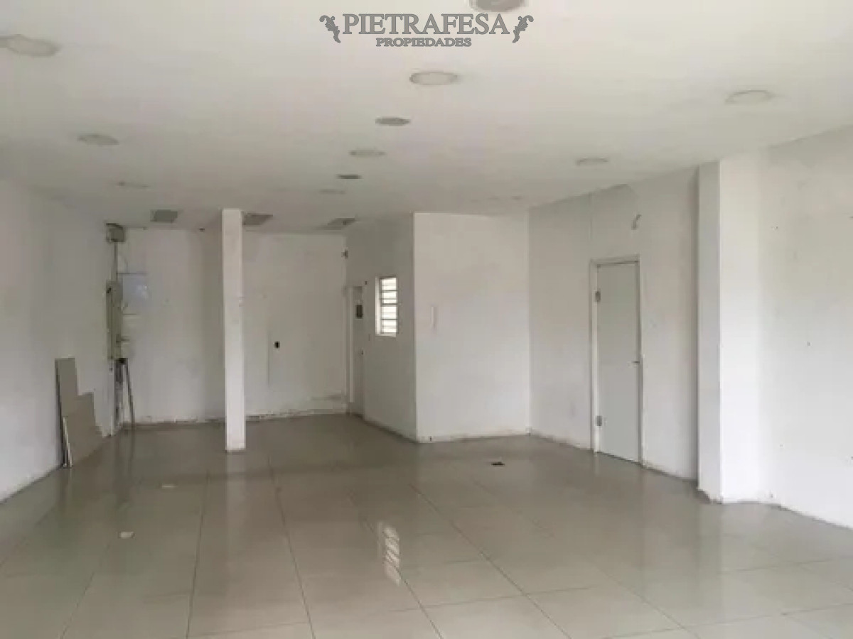 Local Comercial ID.14137 - Local en alquiler, 1 baño, patio. Unión.