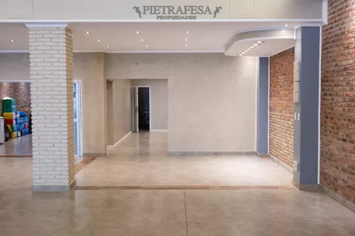 Local Comercial ID.12436 - Local en alquiler, 4baños, cocina, patio. Brazo Oriental.