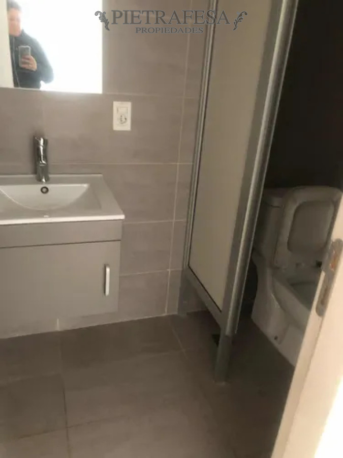 Local Comercial ID.14082 - Local en alquiler, 1 baño, cochera. Cordón.