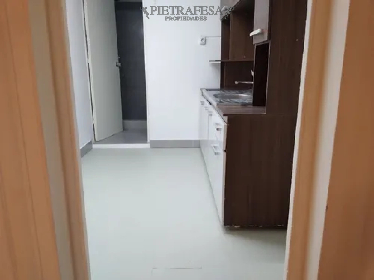 Local Comercial ID.13594 - Local en alquiler, kitchenette, 1 baño. Cordón.