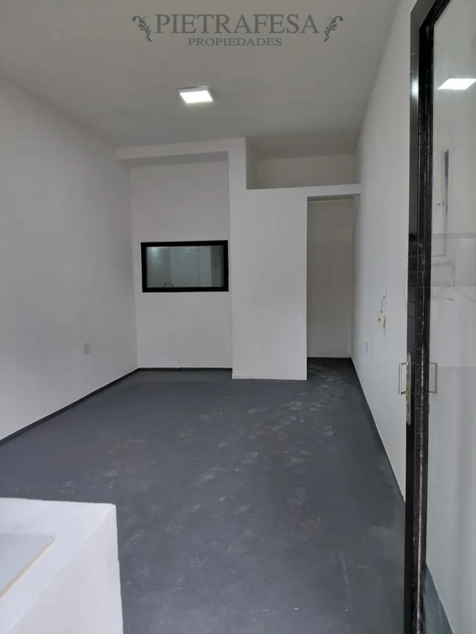 Local Comercial ID.15839 - Local en alquiler, 1 baño, kitchenette. La Blanqueada.