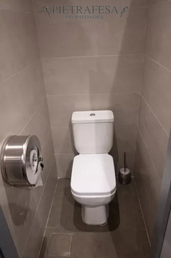 Local Comercial ID.12436 - Local en alquiler, 4baños, cocina, patio. Brazo Oriental.