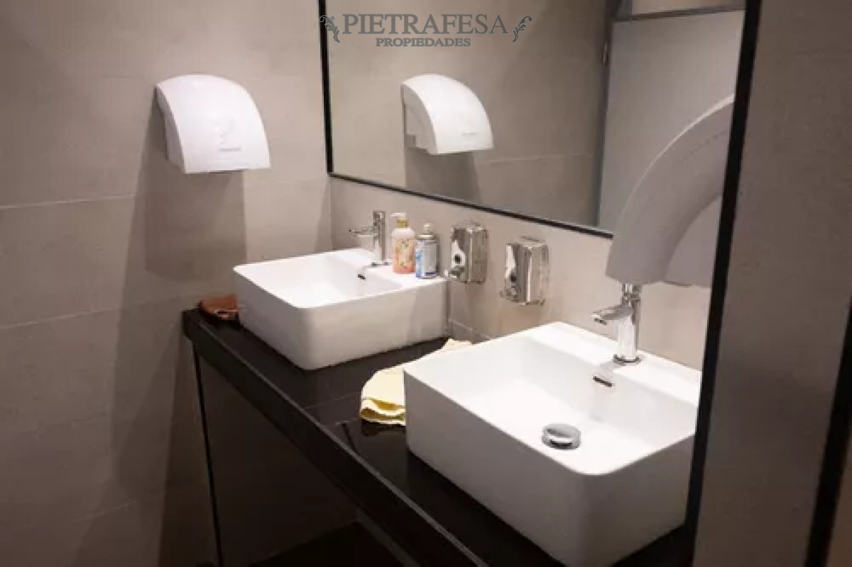 Local Comercial ID.12436 - Local en alquiler, 4baños, cocina, patio. Brazo Oriental.