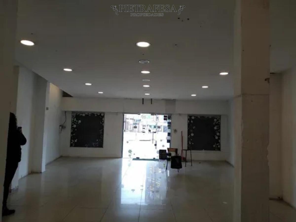 Local Comercial ID.14137 - Local en alquiler, 1 baño, patio. Unión.