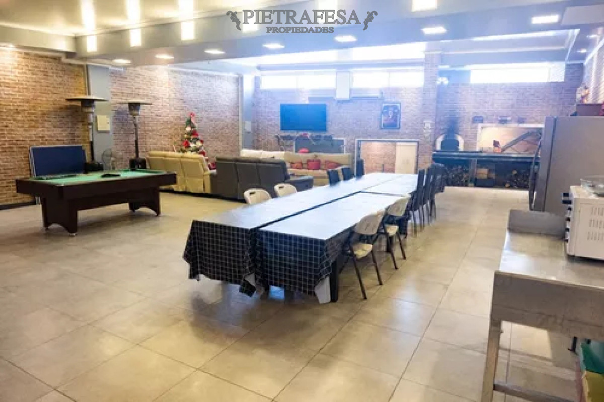 Local Comercial ID.12436 - Local en alquiler, 4baños, cocina, patio. Brazo Oriental.