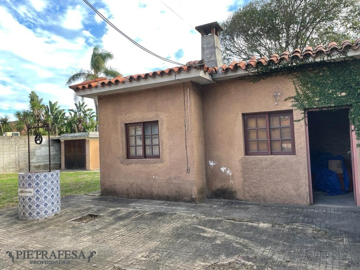 Terreno ID.8001 - Amplio terreno con 2 casas a reciclar- 6 de Abril- Carrasco