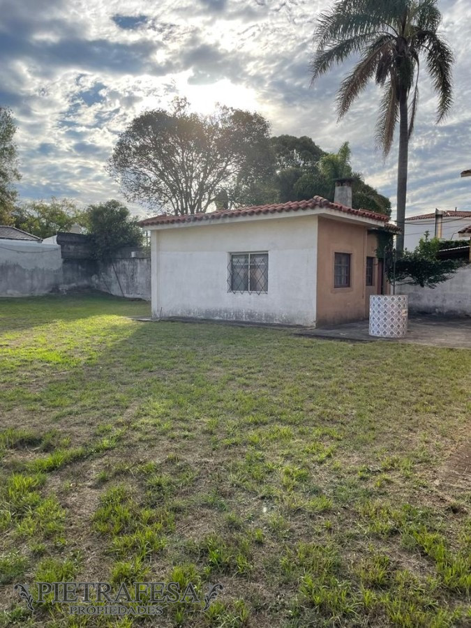Terreno ID.8001 - Amplio terreno con 2 casas a reciclar- 6 de Abril- Carrasco