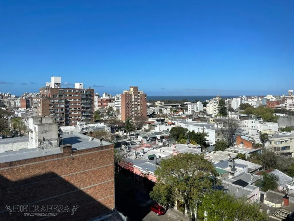 Apartamento ID.7039 - Apartamento en venta con renta 2 dormitorios, 1 baño, terraza y garaje-Obligado-Pocitos