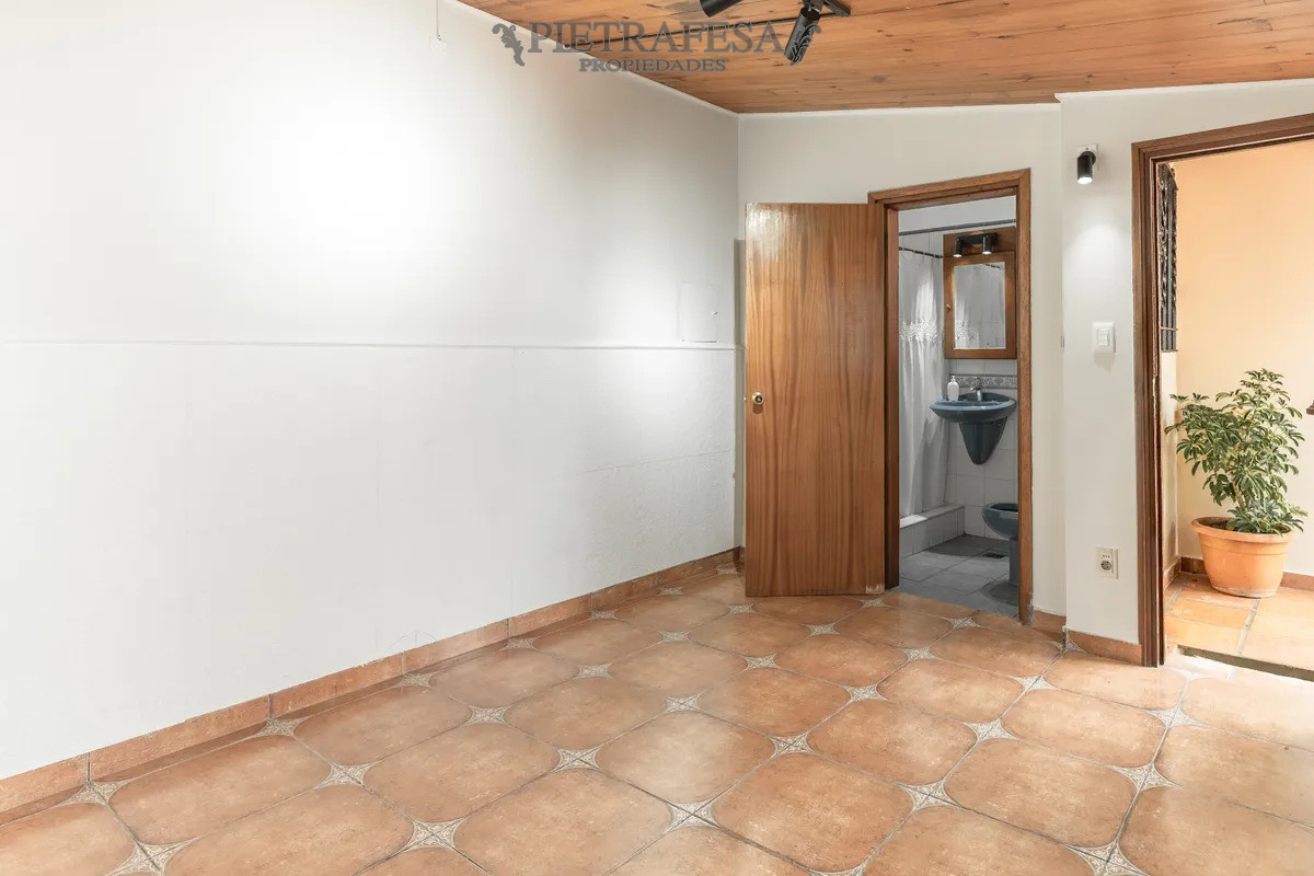 Oficina ID.14652 - Oficina en alquiler, privado, baño en suite, patio. Pocitos.