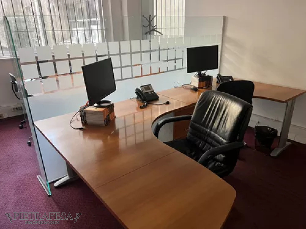 Oficina ID.11450 - Oficina en alquiler, 10 privados, 3baños, cocina, amueblada. Ciudad Vieja.