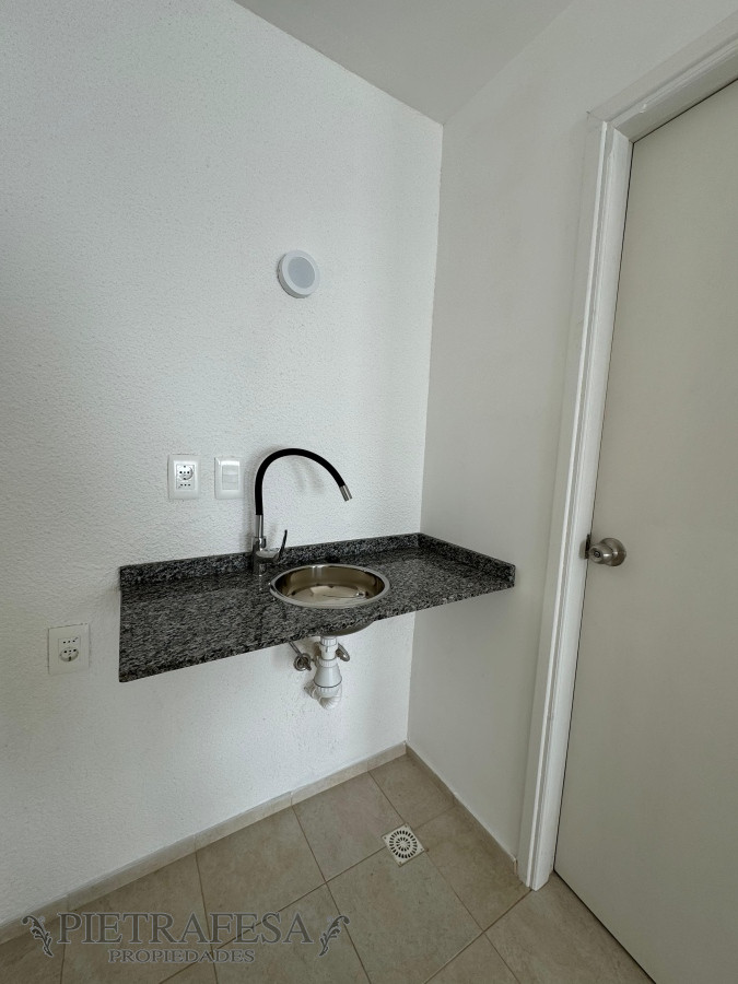 Oficina ID.10833 - Oficina en alquiler, 1baño, cocina. Carrasco.