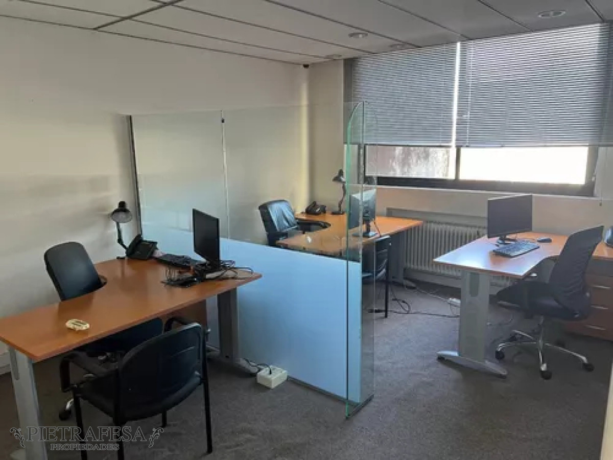 Oficina ID.11433 - Oficina en alquiler, 2baños, amueblada. Ciudad Vieja.