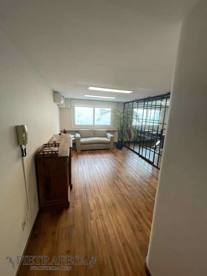 Oficina ID.8793 - Oficina en venta con Renta, 2 baños, Misiones, Ciudad Vieja.