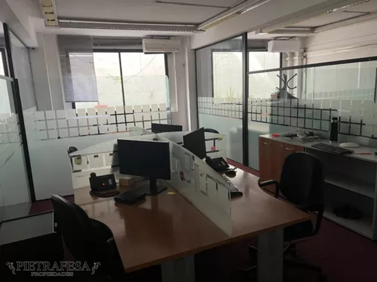 Oficina ID.11450 - Oficina en alquiler, 10 privados, 3baños, cocina, amueblada. Ciudad Vieja.