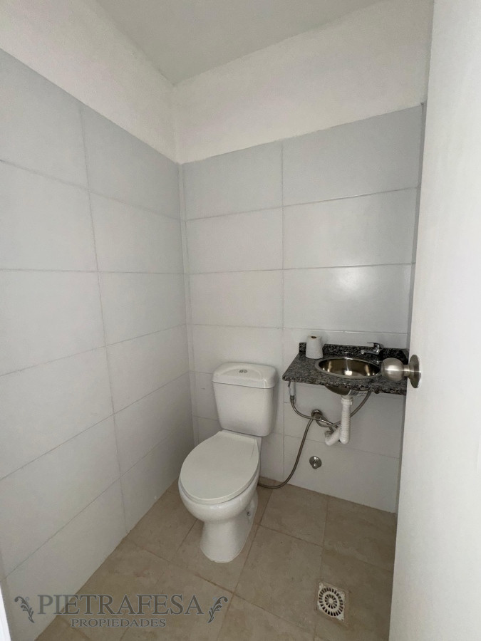 Oficina ID.10833 - Oficina en alquiler, 1baño, cocina. Carrasco.