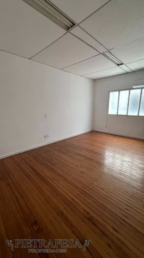 Oficina ID.11190 - Oficina en alquiler, baño. Ciudad Vieja.