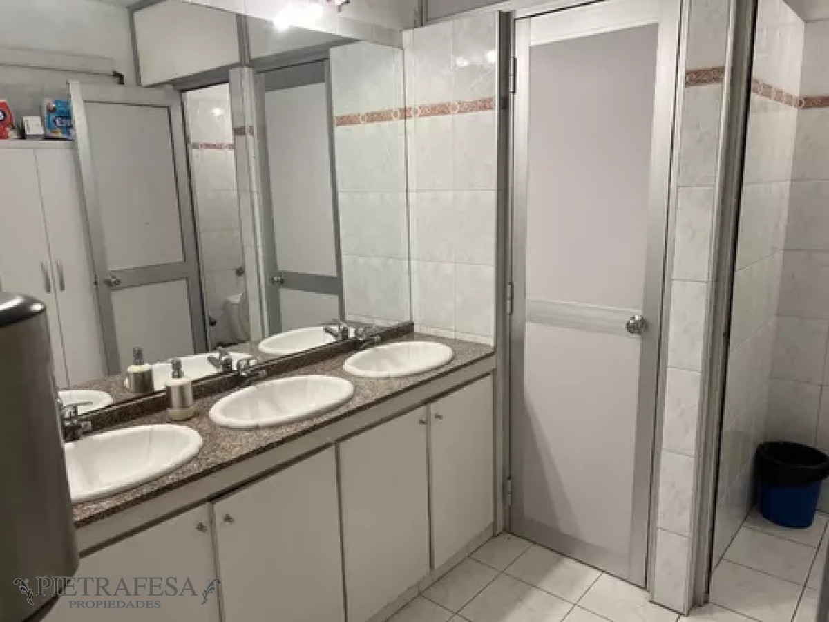 Oficina ID.11450 - Oficina en alquiler, 10 privados, 3baños, cocina, amueblada. Ciudad Vieja.