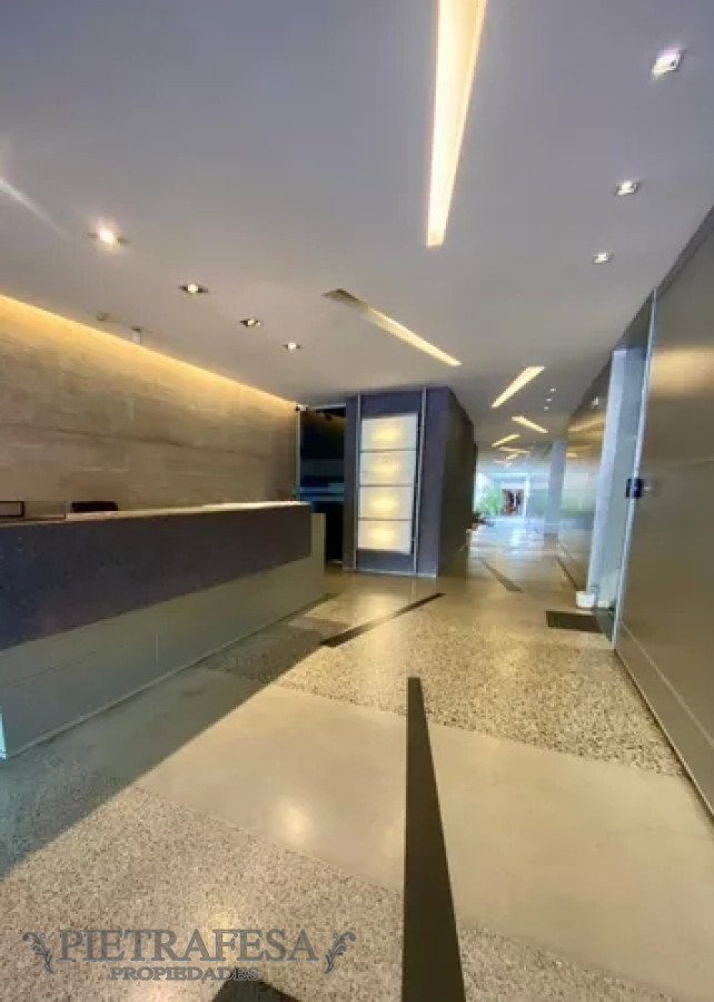 Oficina ID.11129 - Oficina en alquiler, 2baños, kitchenette, patio. Punta Carretas.