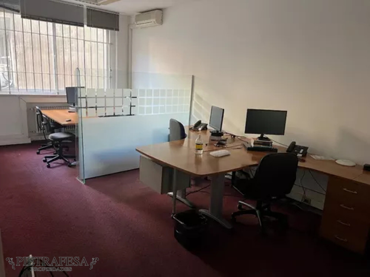 Oficina ID.11450 - Oficina en alquiler, 10 privados, 3baños, cocina, amueblada. Ciudad Vieja.
