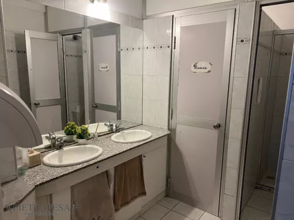 Oficina ID.11450 - Oficina en alquiler, 10 privados, 3baños, cocina, amueblada. Ciudad Vieja.