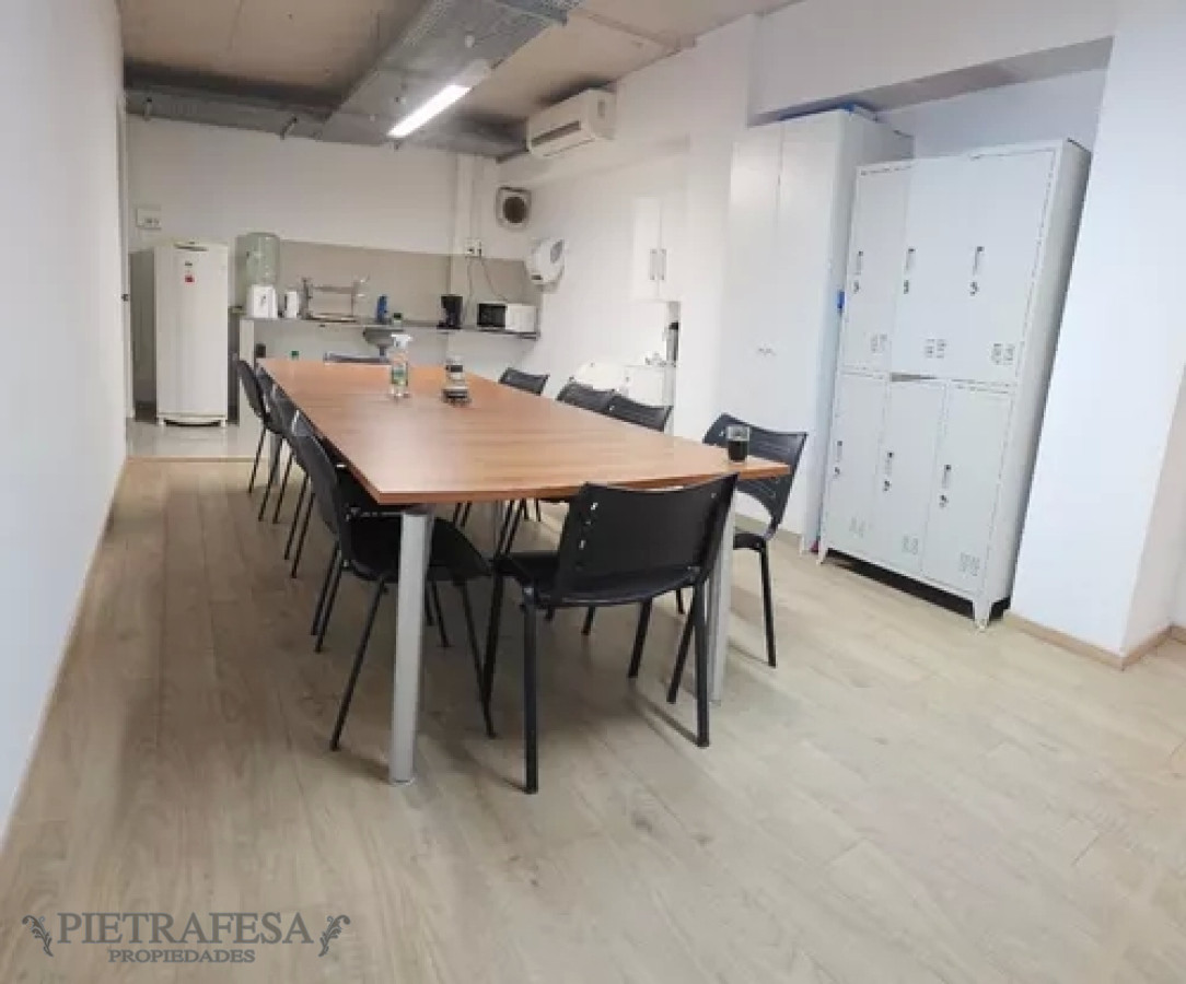 Oficina ID.10335 - Oficinas en alquiler, 4baños, cocina. Ciudad Vieja.