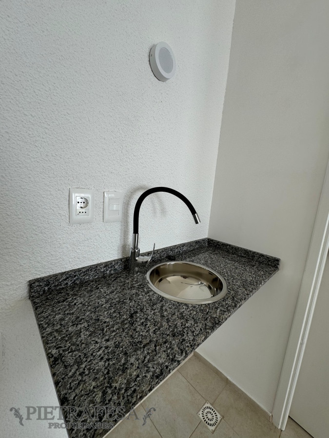 Oficina ID.10833 - Oficina en alquiler, 1baño, cocina. Carrasco.