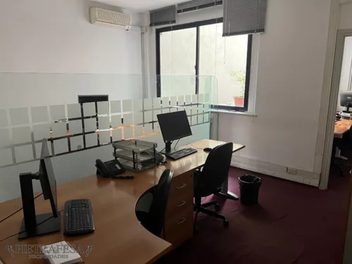 Oficina ID.11450 - Oficina en alquiler, 10 privados, 3baños, cocina, amueblada. Ciudad Vieja.