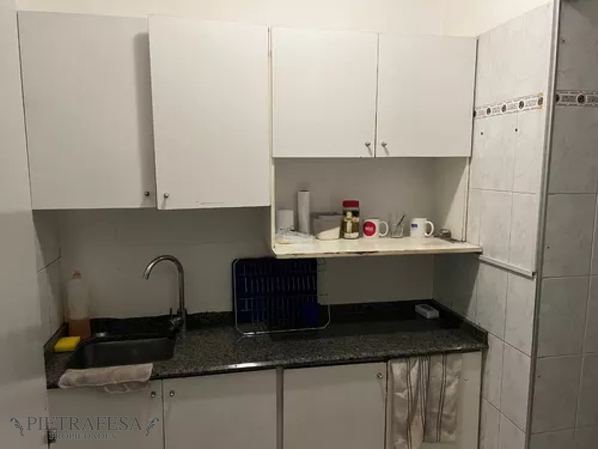 Oficina ID.11450 - Oficina en alquiler, 10 privados, 3baños, cocina, amueblada. Ciudad Vieja.