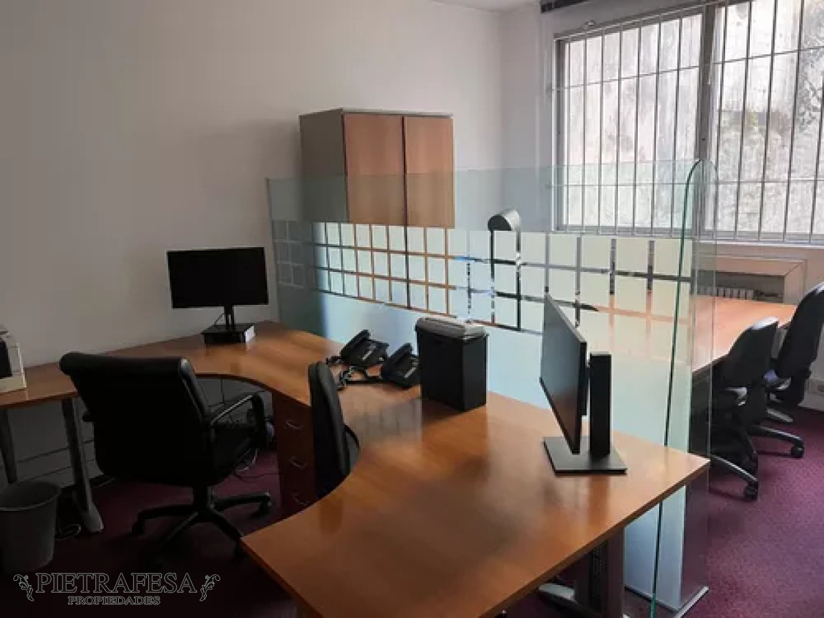 Oficina ID.11450 - Oficina en alquiler, 10 privados, 3baños, cocina, amueblada. Ciudad Vieja.