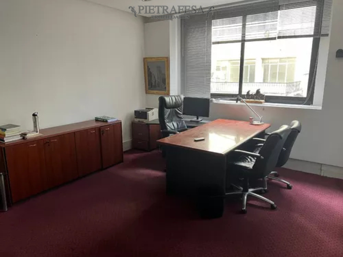Oficina ID.11450 - Oficina en alquiler, 10 privados, 3baños, cocina, amueblada. Ciudad Vieja.
