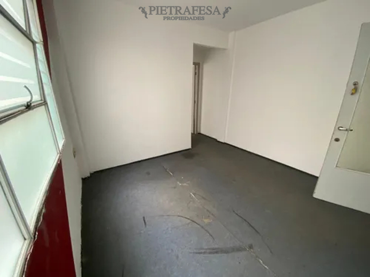 Oficina ID.14093 - Oficina en alquiler, 1 privado, 1 baño. Ciudad Vieja.