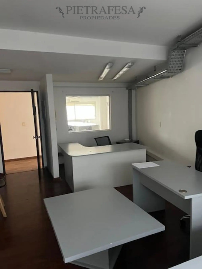 Oficina ID.14011 - Oficina en alquiler, 6 ambientes, 3 baños. Ciudad Vieja.