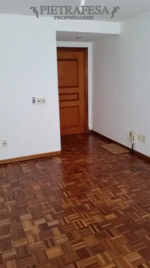 Oficina ID.14510 - Oficina en alquiler, 3 privados, cocina, 1 baño. Ciudad Vieja.