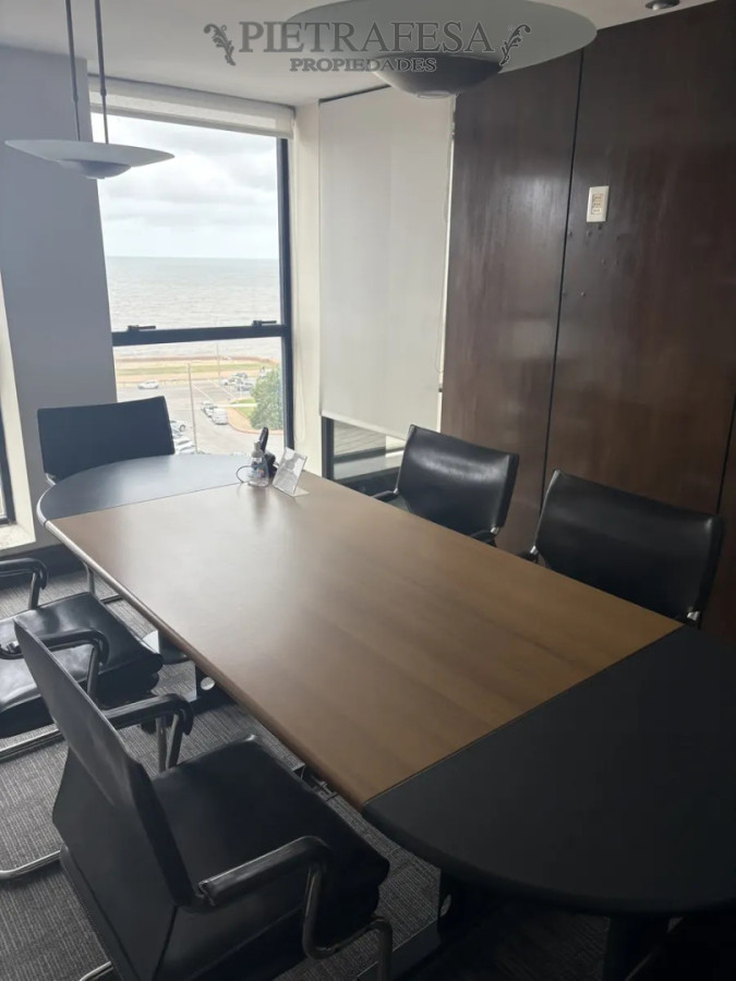 Oficina ID.15418 - Oficina en alquiler, piso entero, 2 baños. Ciudad Vieja.