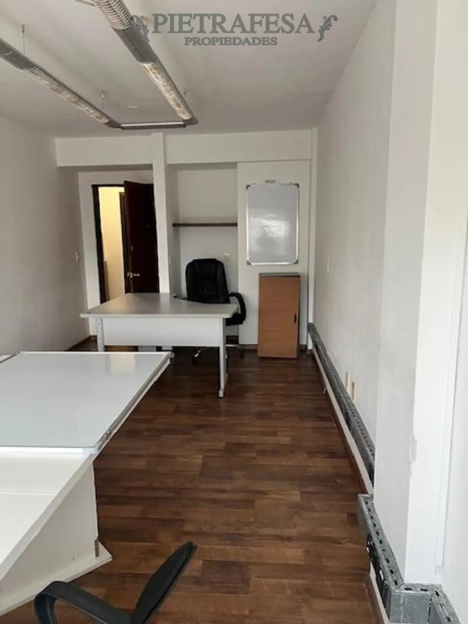 Oficina ID.14011 - Oficina en alquiler, 6 ambientes, 3 baños. Ciudad Vieja.
