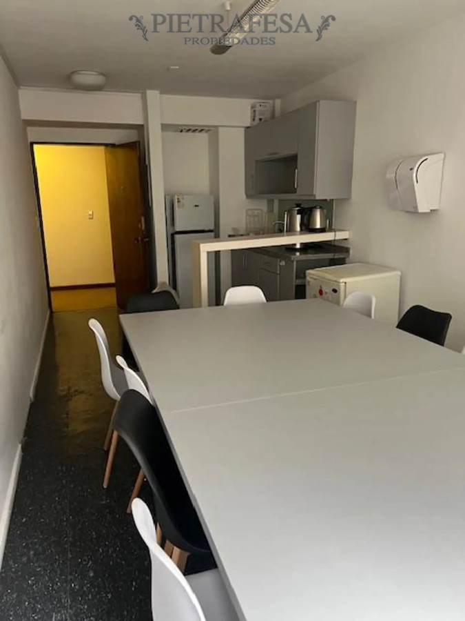 Oficina ID.14011 - Oficina en alquiler, 6 ambientes, 3 baños. Ciudad Vieja.