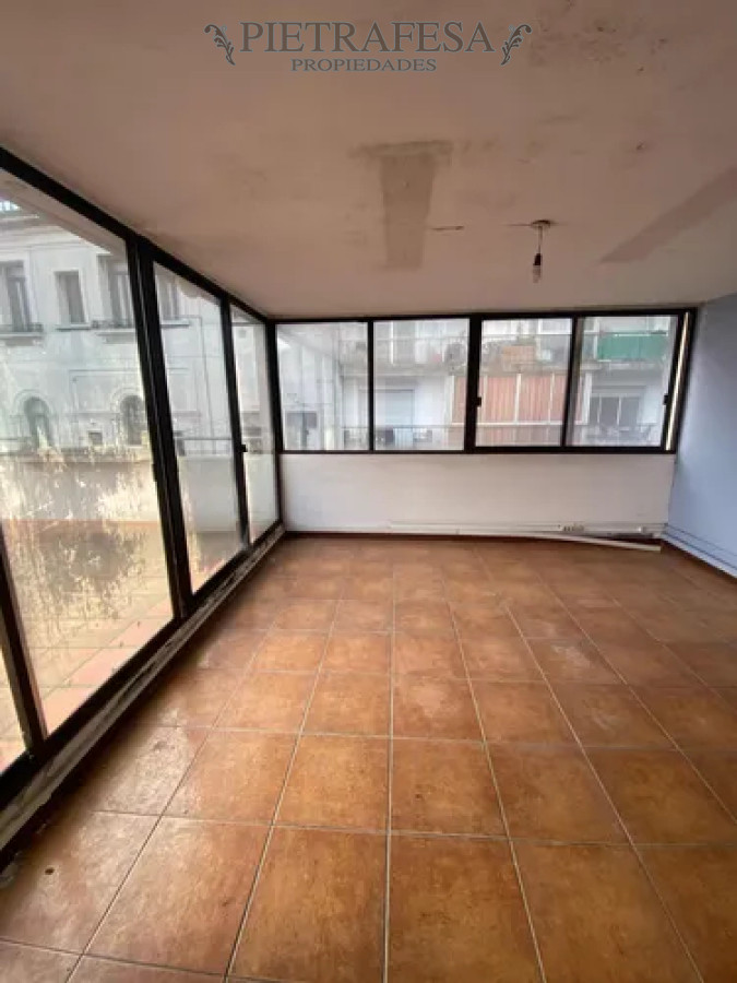 Oficina ID.14215 - Oficina en alquiler, 5 privados, 4 baños, kitchenette, terraza. Ciudad Vieja.
