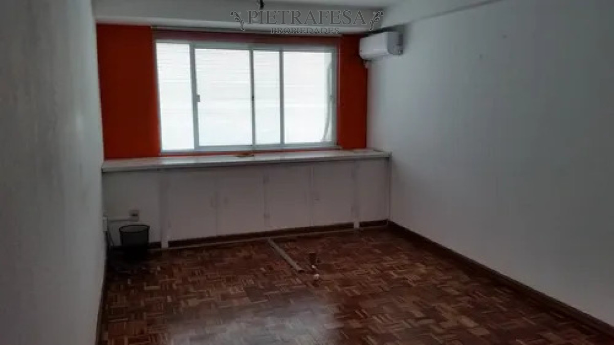 Oficina ID.14510 - Oficina en alquiler, 3 privados, cocina, 1 baño. Ciudad Vieja.