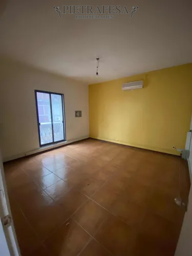 Oficina ID.14215 - Oficina en alquiler, 5 privados, 4 baños, kitchenette, terraza. Ciudad Vieja.