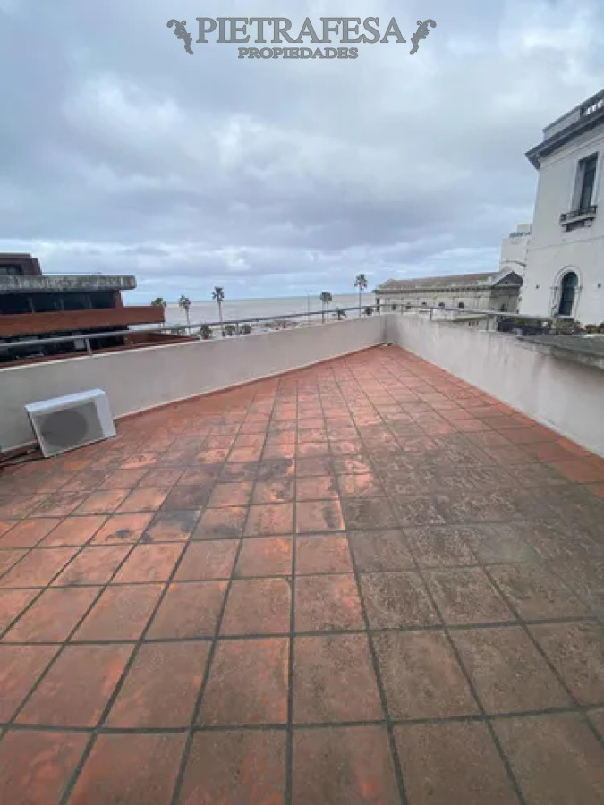 Oficina ID.14215 - Oficina en alquiler, 5 privados, 4 baños, kitchenette, terraza. Ciudad Vieja.