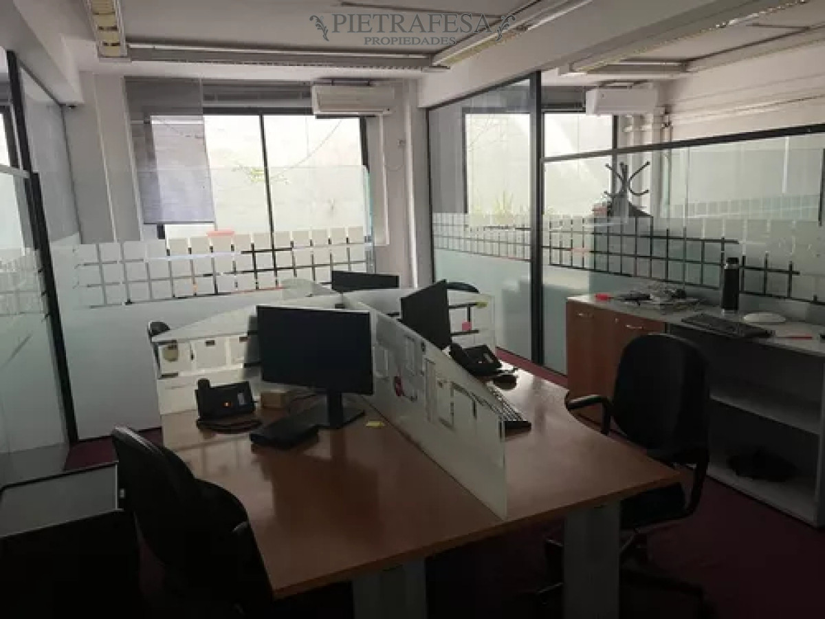 Oficina ID.11450 - Oficina en alquiler, 10 privados, 3baños, cocina, amueblada. Ciudad Vieja.