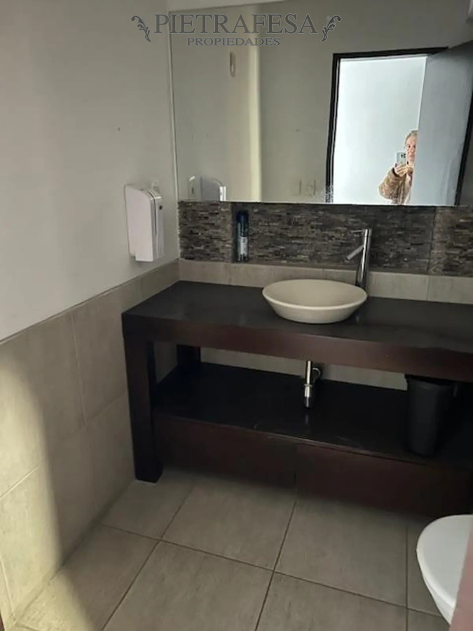 Oficina ID.14011 - Oficina en alquiler, 6 ambientes, 3 baños. Ciudad Vieja.