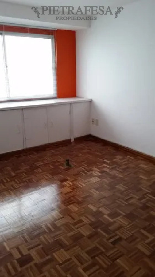 Oficina ID.14510 - Oficina en alquiler, 3 privados, cocina, 1 baño. Ciudad Vieja.