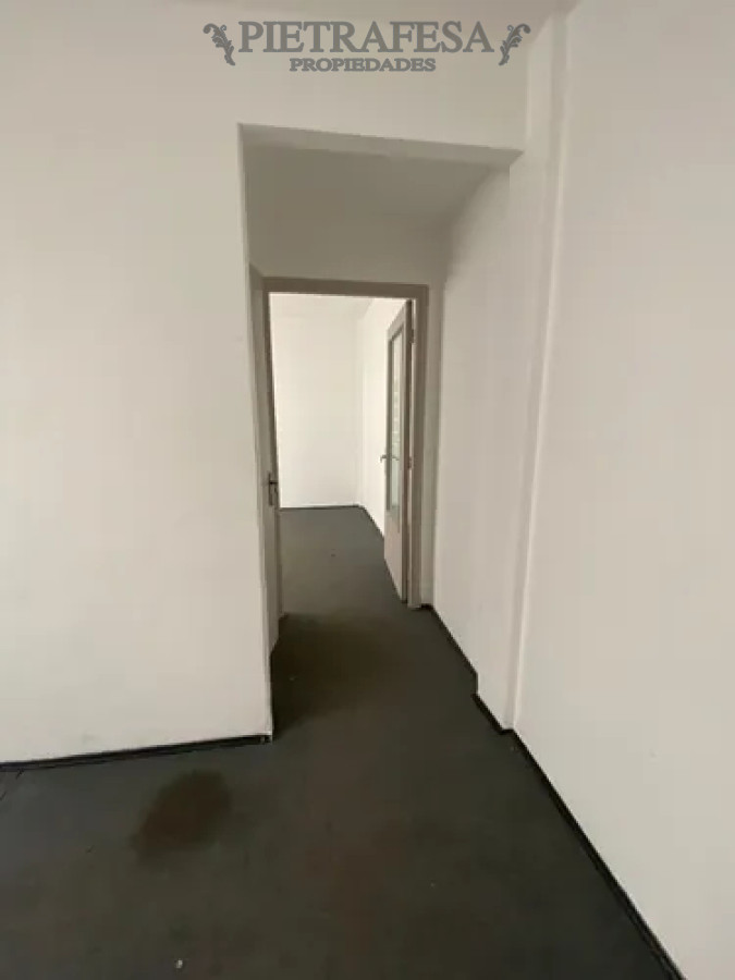 Oficina ID.14093 - Oficina en alquiler, 1 privado, 1 baño. Ciudad Vieja.